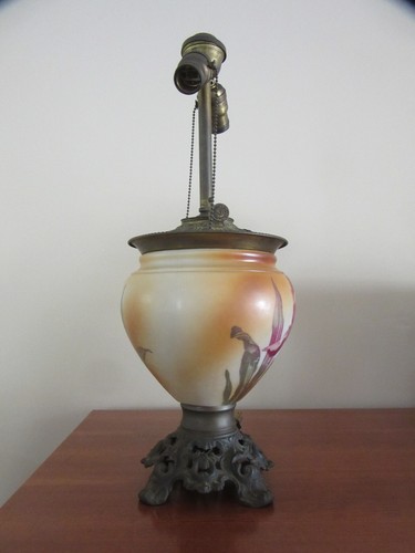 ANTIQUE CONVERTED BRASS VICTORIAN PARLOR OIL LAMP W/FLORAL GLOBE - WORKS - Picture 2 of 8