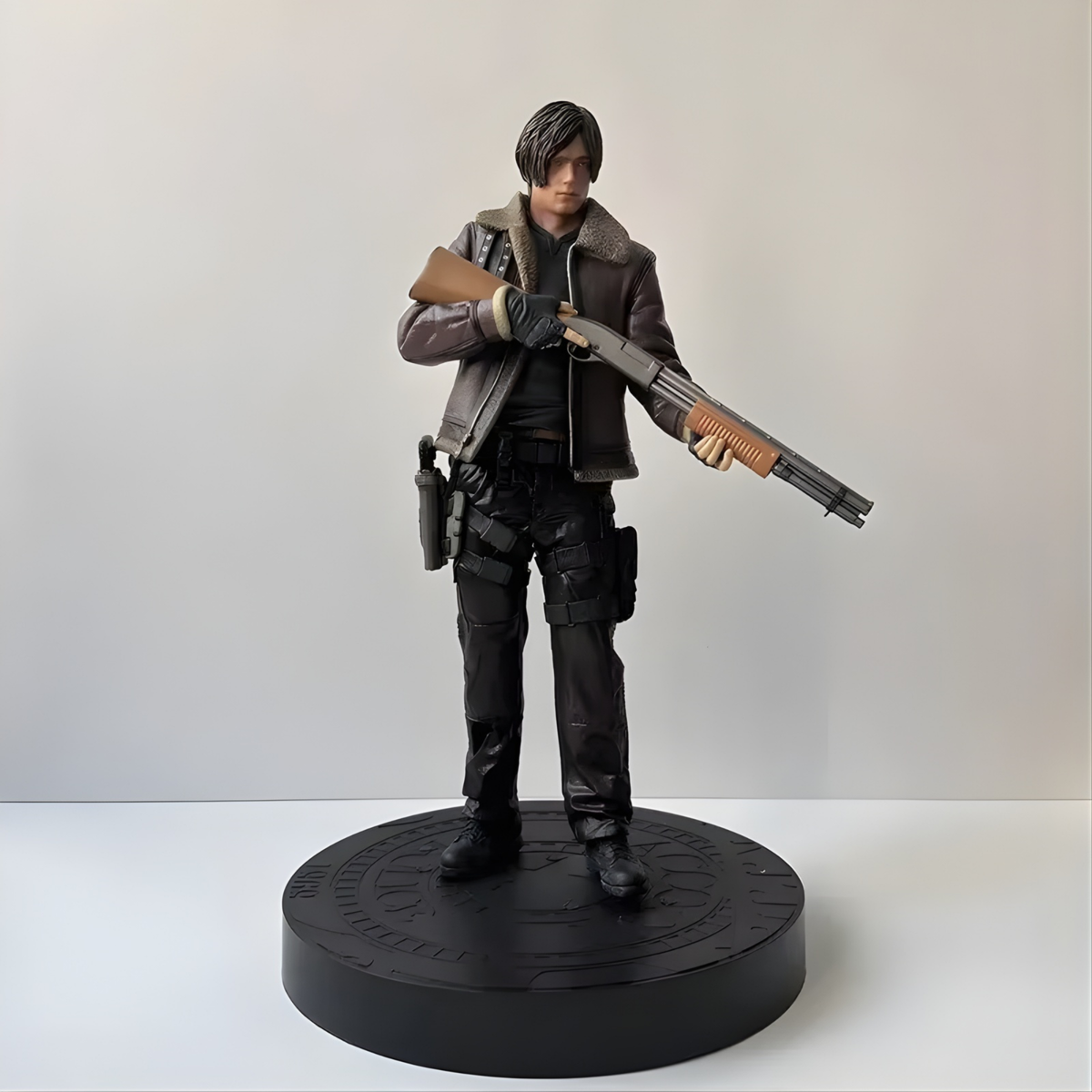 Resident Evil 4 Remake Collector's Edition Leon Statue Figure Box