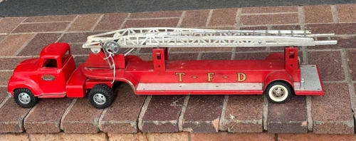 Vintage, 1950's TONKA, RED METAL FIRE TRUCK , aerial