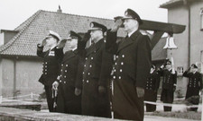 ERBE priv. Foto 2.WK WW Nachkrieg ? Soldaten Uniform Offiziere der Marine GRUß