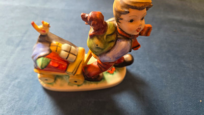 Friedel Bavaria Porzellanfigur Mädchen mit Rucksack handbemalt, Stempelmarke