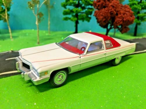 Coupe DeVille Cadillac, White Red Top, Land Yachts, 1976 Cadillac, Limited   - Afbeelding 1 van 4