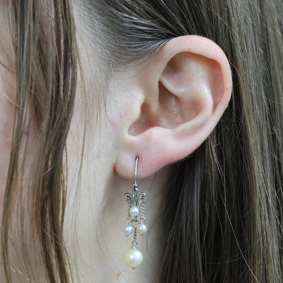 Pendientes colgantes colgantes vintage de perlas de agua dulce de 3 hilos de oro blanco de 14 quilates de 1,50" Foto 2 de 4