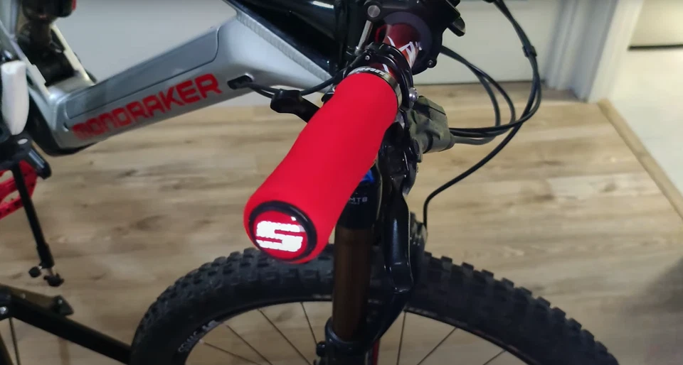 Boxed SRAM Handle Locking Grips Ergonomic Contour Foam Black/Red (Pair) - Image 2 of 3