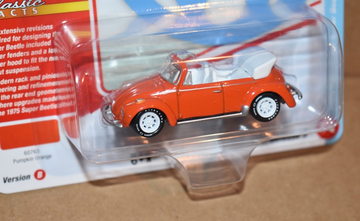 Johnny Lightning 1975 VW SUPER BEETLE CONVERTIBLE CLASSIC GOLD