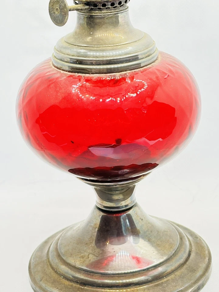 Antigua lámpara de aceite de vidrio rubí Gorham globo huracán enchapado en plata de ley Foto 2 de 4