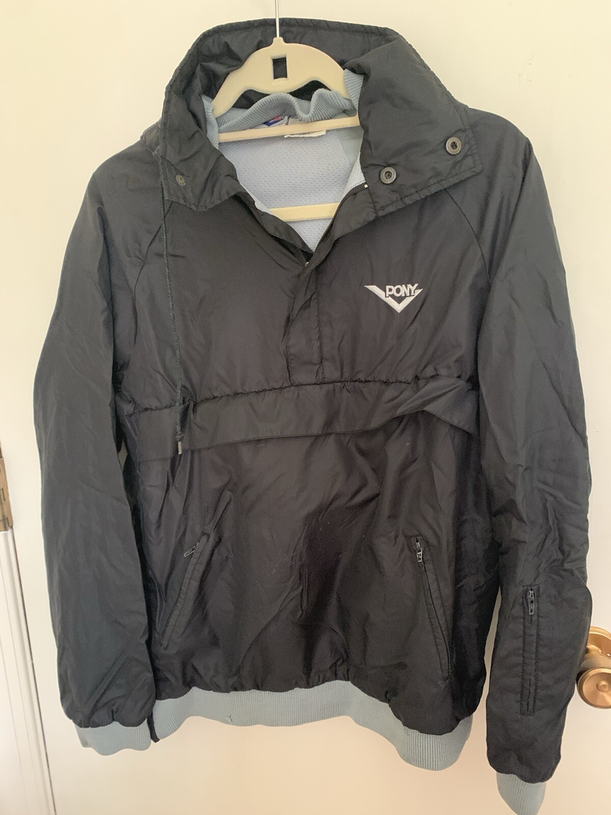 Giacca pullover vintage anni 80 pony nero medio multitasche isolato