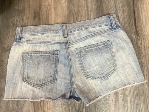 ANN TAYLOR LOFT WOMENS BLUE JEANS SHORTS DISTRESSED-LIGHT WASH RAW HEM SIZE 2/26 - Picture 3 of 5