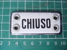 VECCHIA TARGA "CHIUSO" IN METALLO SMALTATO CON BOCCOLE PER AFFISSIONE  6,5 X 3