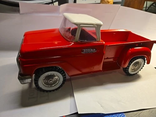 Tonka pickup truck Red and white  ,Vintage 1965 /66 ?? Pressed Steel Toy USA￼