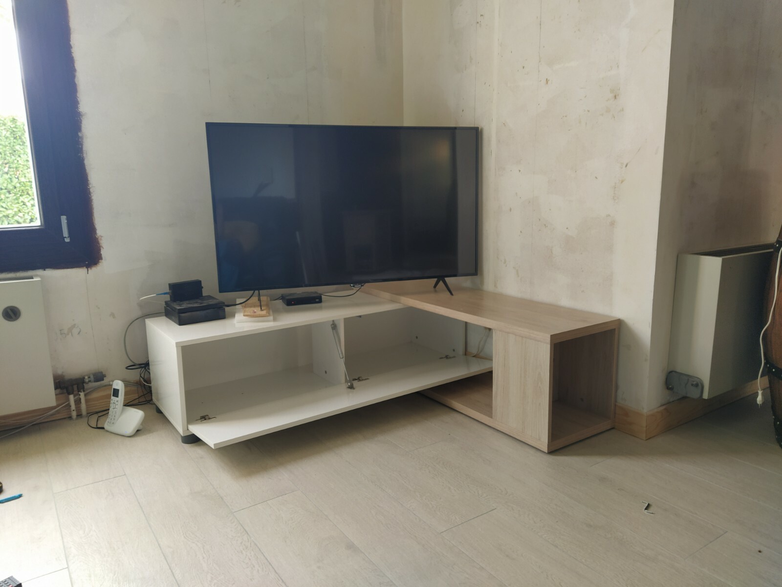 Meuble TV blanc d'angle modulable pour optimiser les petits salons encombrés