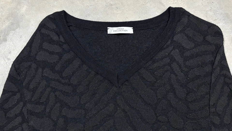 Suéter Pullover Colección Versace Negro Cuello en V Para Hombres XL Lana Merino Metal Insignia Foto 3 de 4