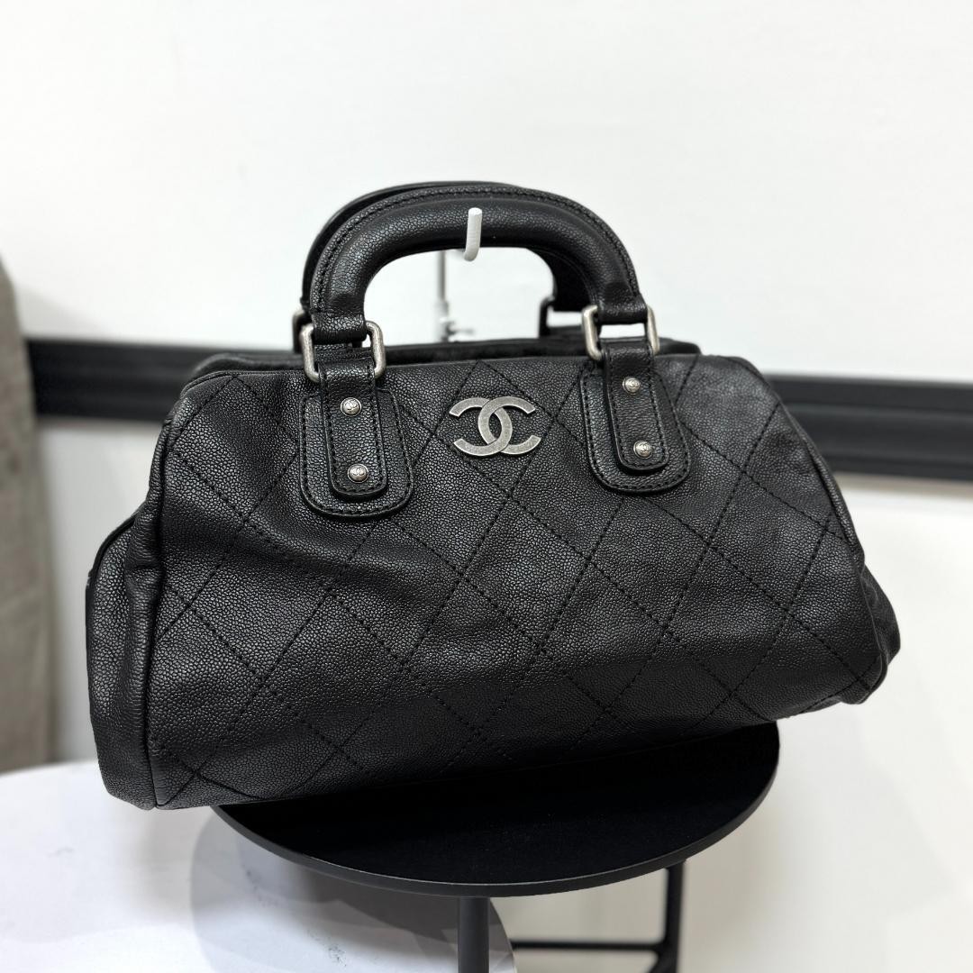 CHANEL Wild Stitch caviar leather handbag in black style 39202