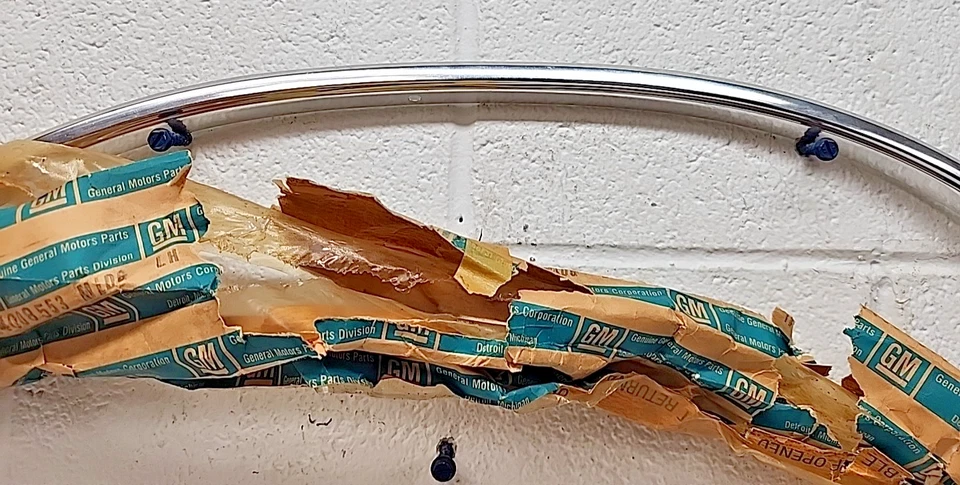 Nuevo OEM GM rueda delantera izquierda pozo moldura 14008553 1982-87 Chevrolet Chevette (SR15) Foto 3 de 4