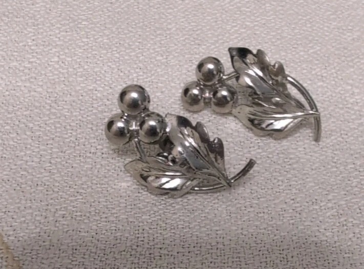 VINTAGE STERLING HOLLY LEAF AND BERRIES SCREW BACK EARRINGS