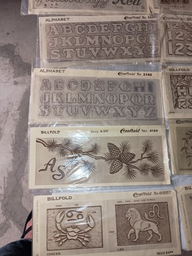 GREAT LOT 23 NOS VINTAGE CRAFTAID LEATHER TEMPLATES PLASTIC 1953-78 BILLFOLD - Picture 16 of 23