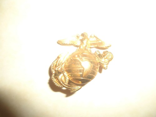 Vintage U.S. Marine Corps Gold Collar Global Emblem USMC Lapel / Pin 1 3/4" - Picture 7 of 7