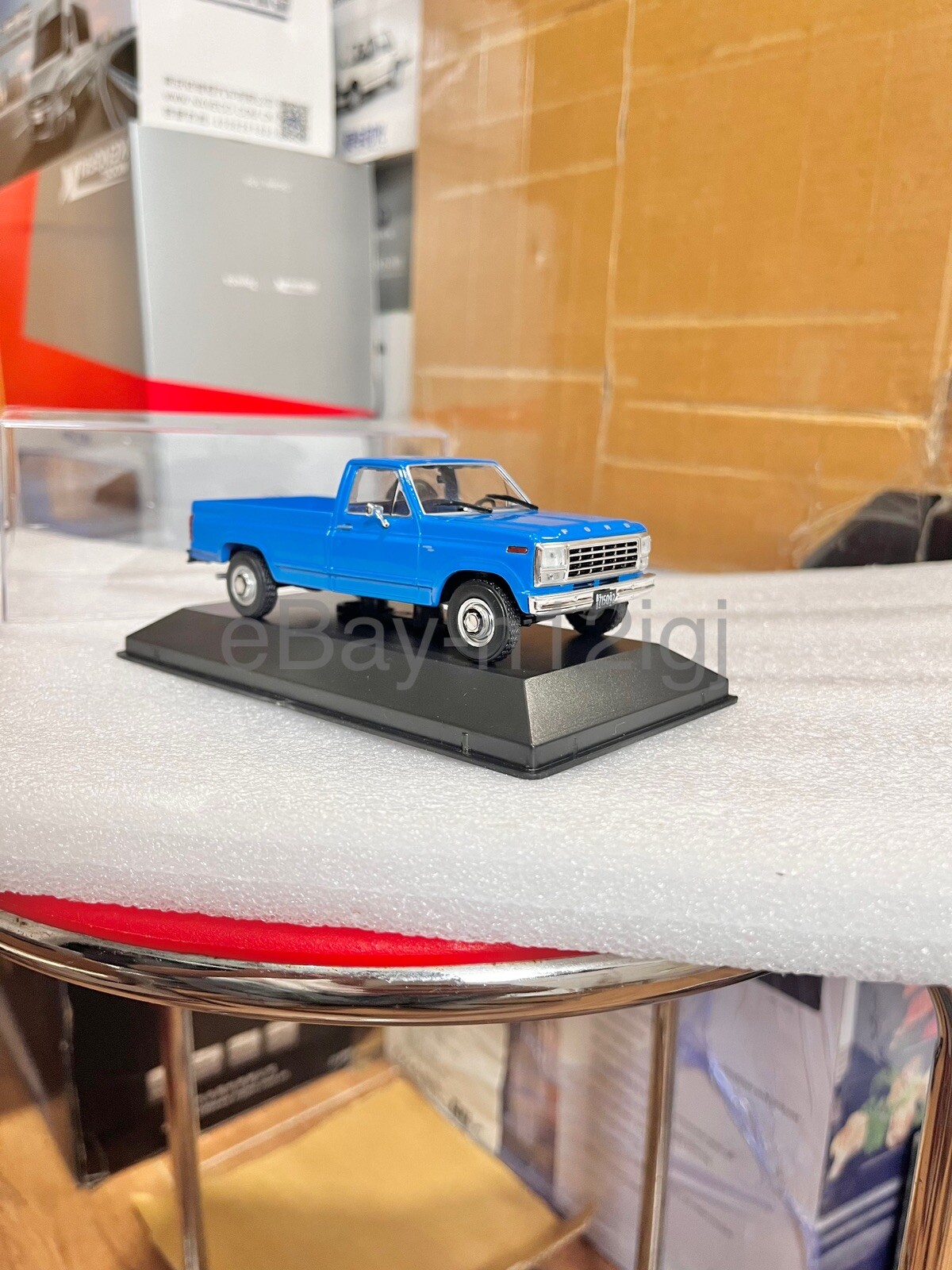 1:43 Scale Ford F-250 1981 Pickup Truck Diecast Model Car With Display Cover