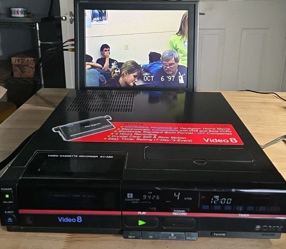 Grabadora de casete Sony Video 8 mm EV-A80 viene con estuche blando y manuales casi nueva Foto 4 de 4