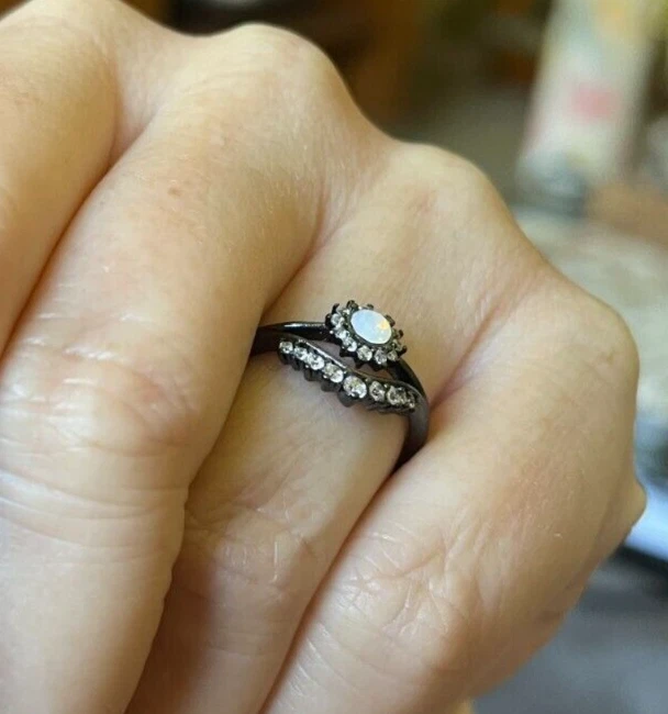 NUEVO CON ETIQUETAS Joyas Fragantes Tono Negro FLORES DE LUNA Imitación OPAL Cristal Piedra Anillo Talla 7 Foto 4 de 4