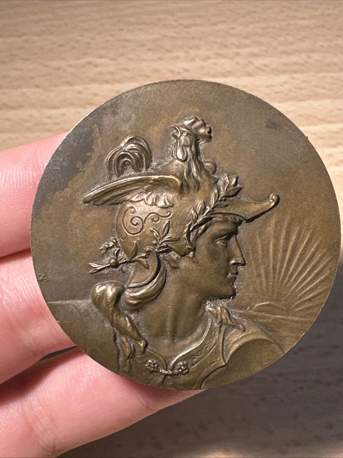 Médaille Femme Avec Un Casque, En Bronze