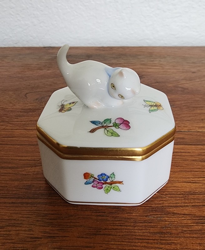 Herend Cat Trinket Box Handpainted Porcelain from Hungary Rothchild Bird Pattern