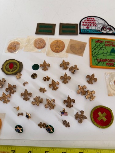 VINTAGE LOT OF BOY SCOUT PINS PATCHES ETC - Picture 10 of 10