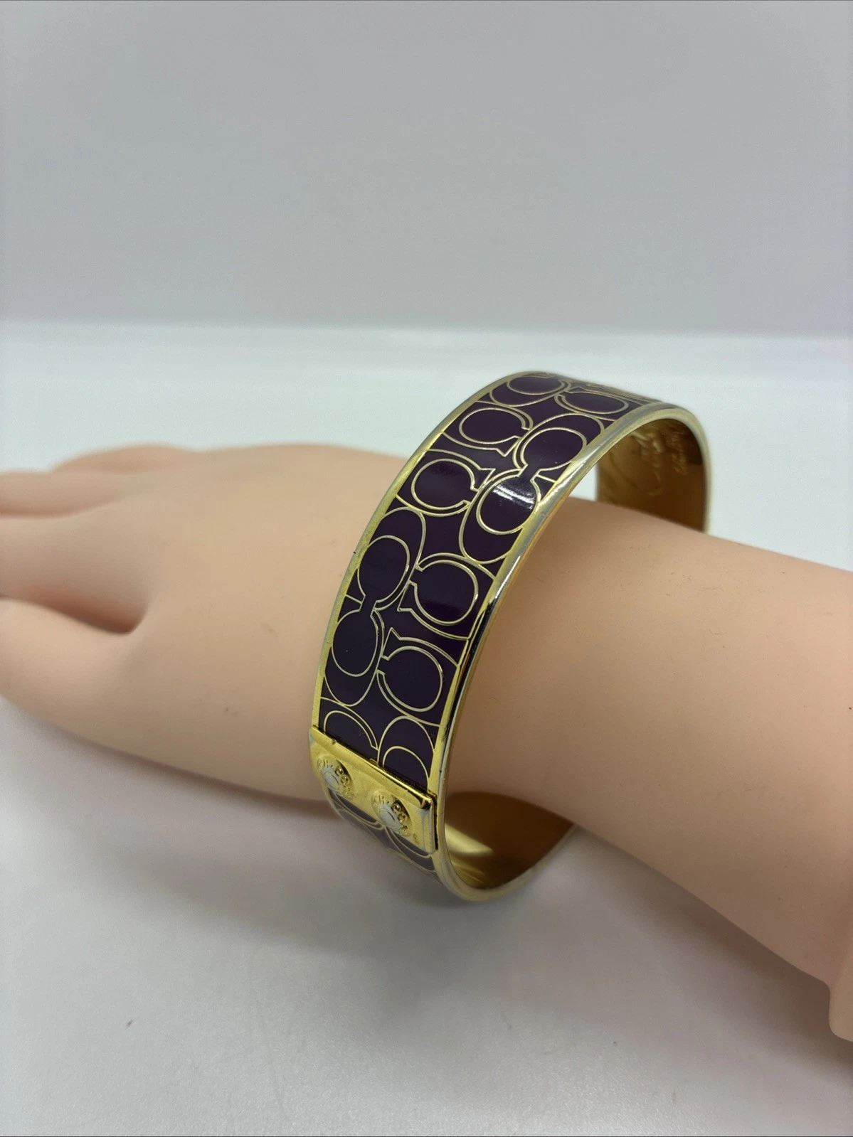 Bracciale COACH Signature Logo Smalto Oro e Viola .75” Larghezza X 2 5” Dia