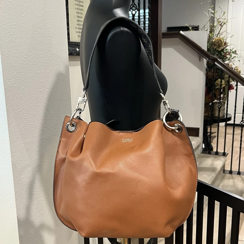 GUESS 水饺包 斜挎包 钱包 白兰地 素食皮革 单肩包 女式 手提包 — 第 4/4 张图片