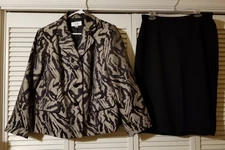 Le Suit Woman 2-Piece Size 16W Jacket Skirt Suit Beige Black Print Lined