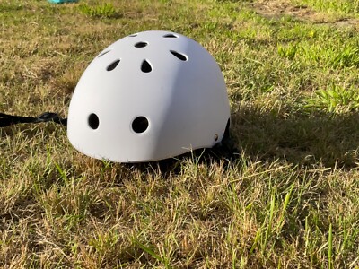 KLEINER ROLERSKATING HELM | WEISS | GUTER SCHUTZ | TOP ZUSTAND!