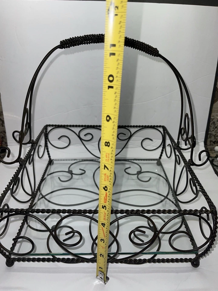 Bonita cesta de metal Southern Living Jamestown con fondo de vidrio casa de campo Foto 2 de 3