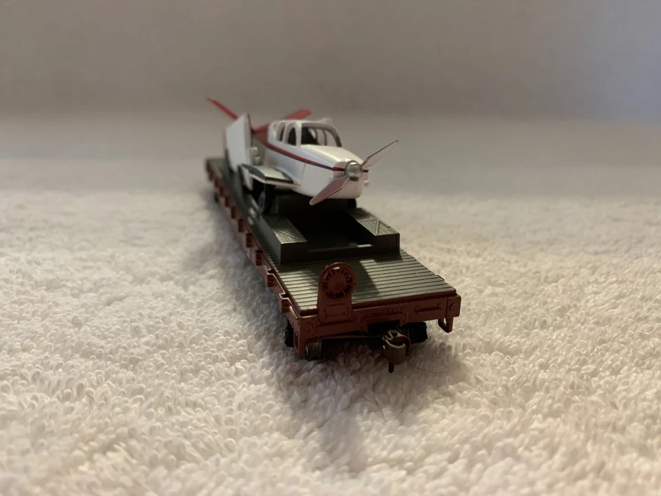 Athearn #96327 HO Scale Canadian National 40' Flat Car with Plane #652620 - Image 4 of 4