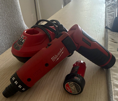 Milwaukee 2101-20 4V 1/4 in Hex Cordless Screwdriver Kit w/ Battery & Charger