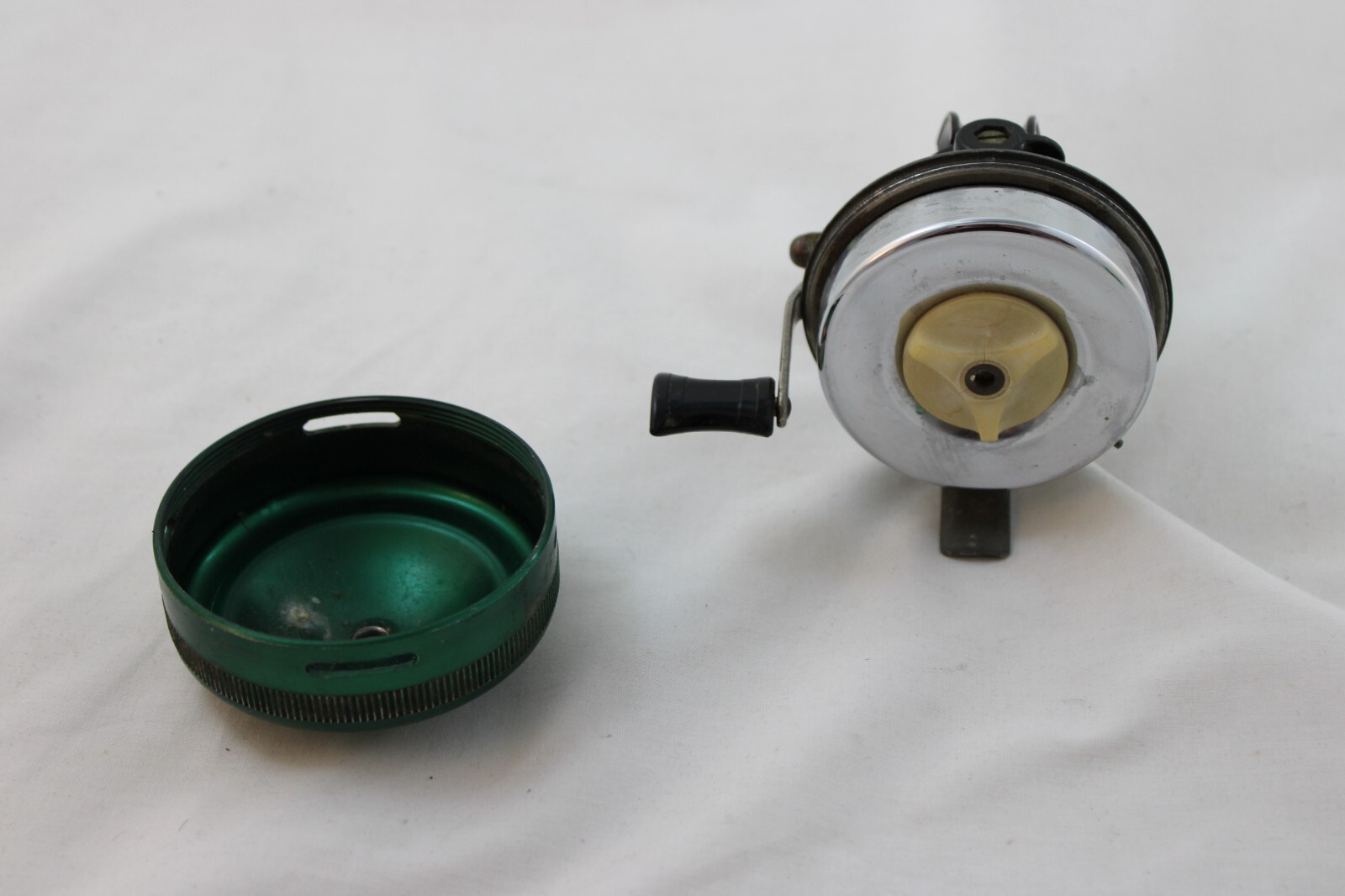 Vintage Johnson Citation Spin Cast Fishing Reel Model 110B USA Closed Face Green