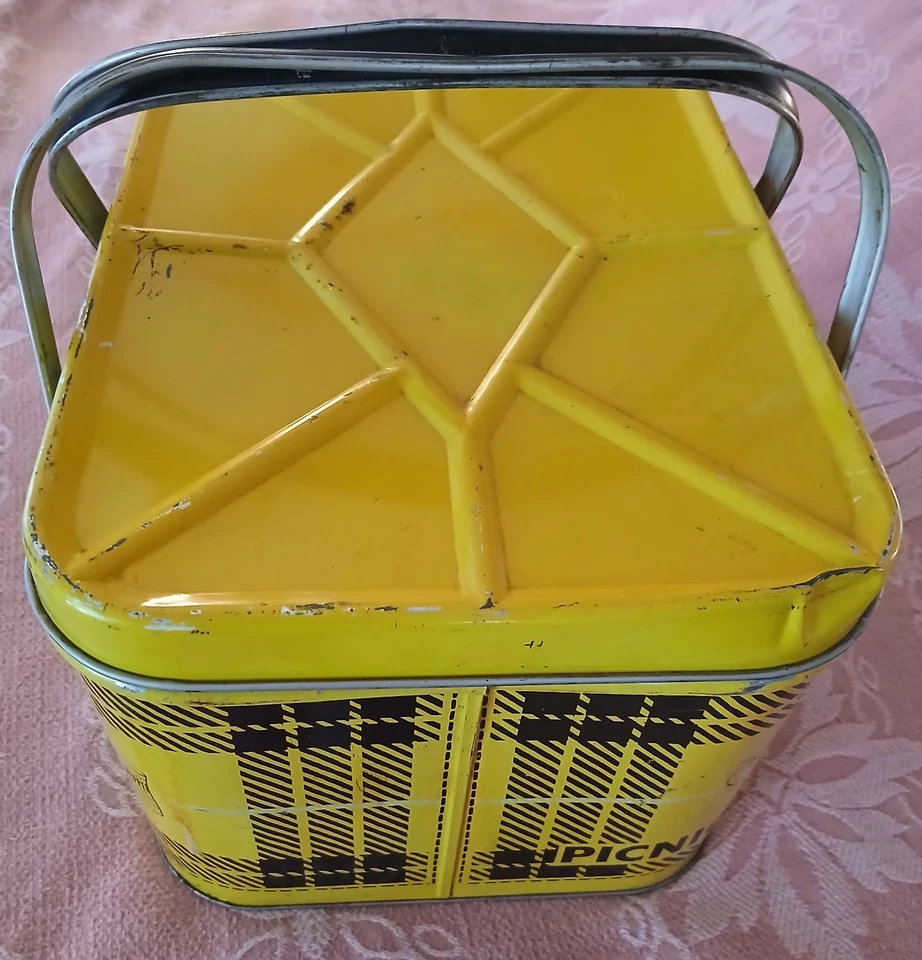 De colección. Cesta de picnic de hojalata Nesco PicnicRyte 13,5x9,5x8 MCM amarillo y negro a cuadros 1950 Foto 4 de 4