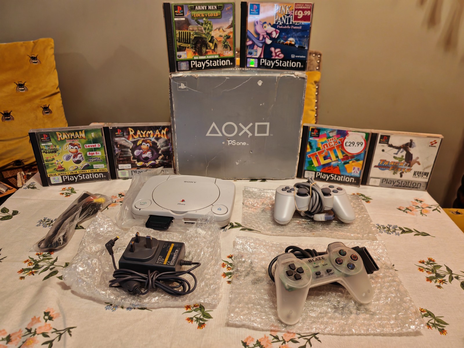 Sony Playstation 1 PS1 PS ONE Console SCPH-102 B . Bundle. 2 Controllers+ Games
