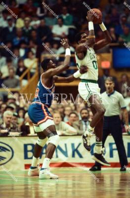 EY279 Robert Parish Celtics - Patrick Ewing Knicks 8x10 11x14 16x20 Photo