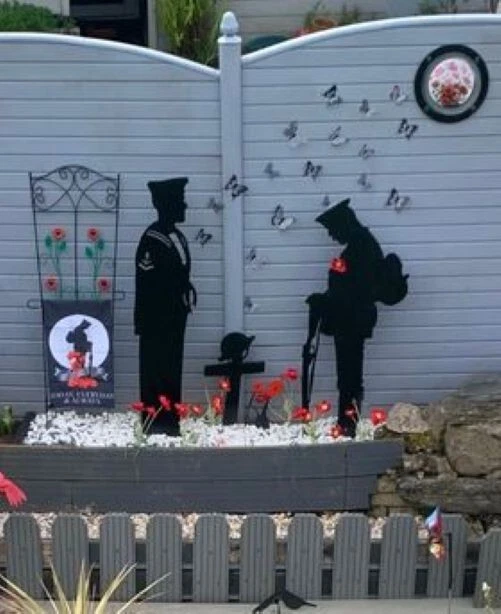 Metal Tommy Soldier Silhouette 3ft Statue w/ Remembrance Cross - Lest We Forget - Image 4 of 4