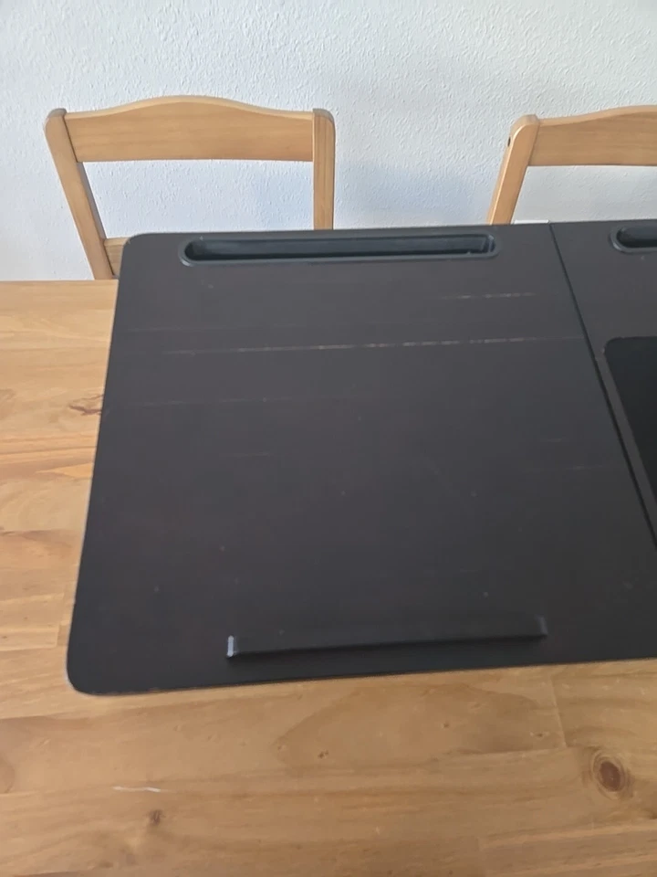 Bandeja para portátil con alfombrilla de ratón y cajón - ranuras para teléfono y tableta patas plegables de madera roja Foto 3 de 4