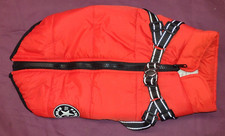 Czerwono-czarna kurtka dla psa z uprzężą mówi XXL, ale mniejsza zobacz wymiary zdjęcia