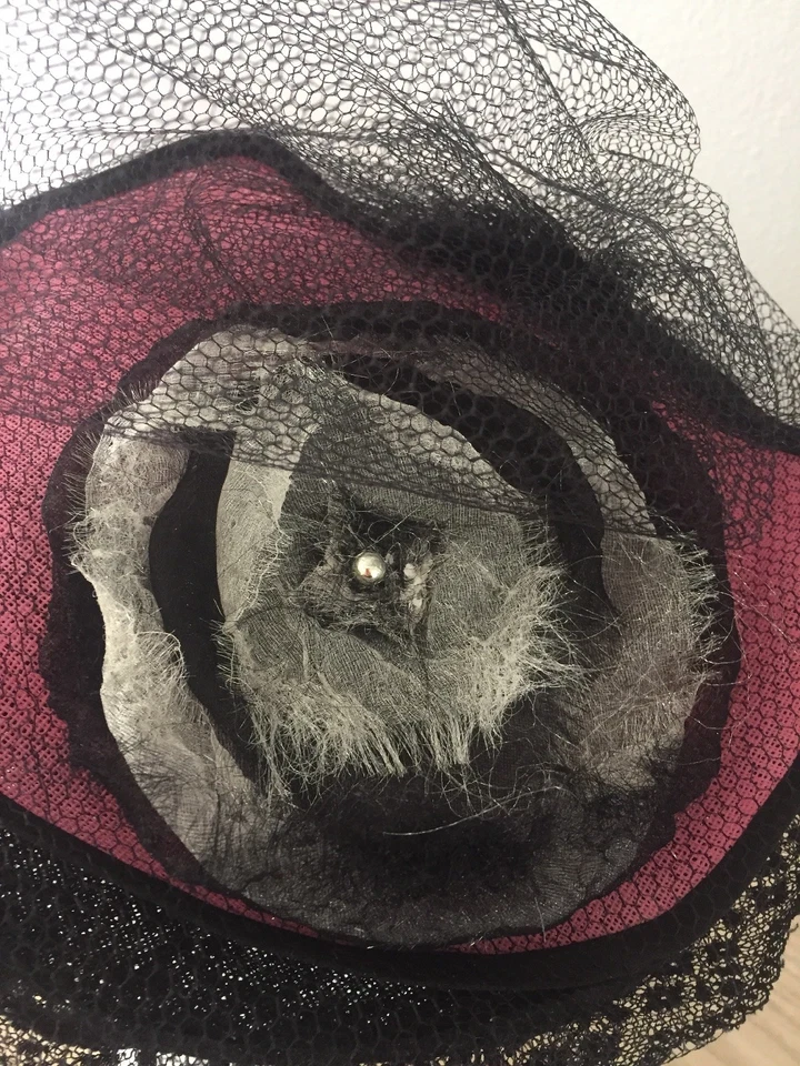 Sombrero Velo Estilo Retro Rosa Negro Hecho a Mano Millinerymarye Foto 4 de 4