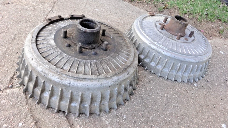 Buick 45 FIN ALUMINIO AÑOS 60 TAMBORES DE FRENO DELANTEROS/BUJES Par original personalizado scta Foto 2 de 4