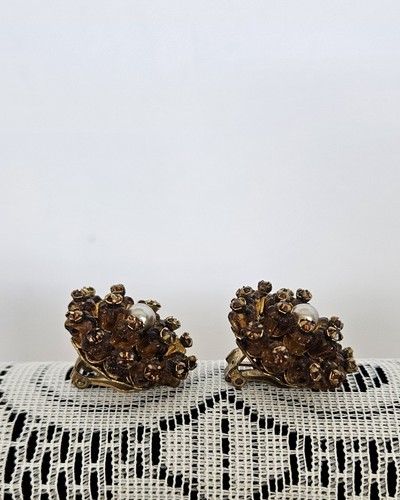Vintage Miriam Haskell Brown Bead & Faux Pearl Clip Earrings. Gold Tone. Signed. - Picture 2 of 10