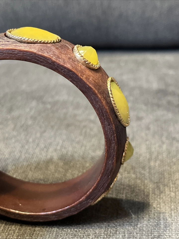 "Brazalete de resina marrón con diseño facetado amarillo tamaño 8,6""" Foto 3 de 4