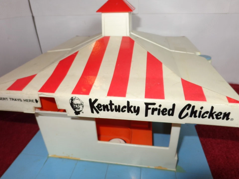 VINTAGE COLONEL SANDERS KENTUCKY FRIED CHICKEN CHILDREN`S PLAY RESTAURANT - L334 - Image 2 of 4