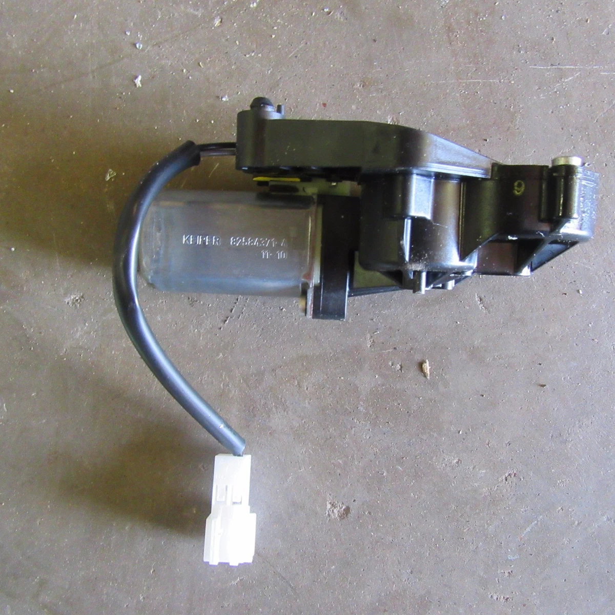 MERCEDES 0390203367 W204 FRONT RIGHT SEAT MOTOR DRIVE OEM C CLASS 