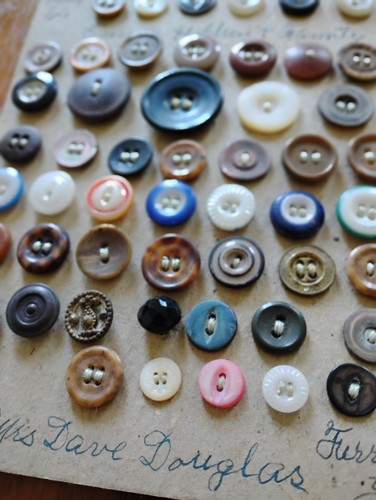 BOTTONI ASSORTIMENTO VINTAGE - 65 CT MULTICOLORE -PRE ANNI 50 MONTATI- FAMIGLIA E AMICI - Foto 5 di 5