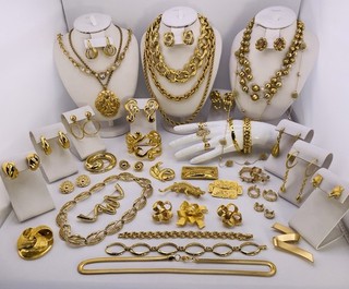 Vintage Jewelry Lot CROWN TRIFARI NAPIER MONET SARAH COV LISNER Gold Tone 43 Pcs