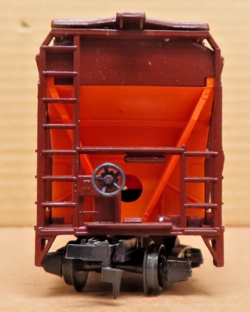 Vintage Tyco 3-bay Covered Hopper Sanka ACFX 324561 Ho scale (No Box) - Image 4 of 4